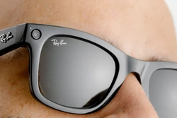 Kính râm "thông minh" Ray-Ban Stories. Ảnh: nytimes.com