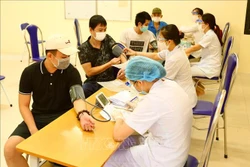 Không đo huyết áp tất cả người tiêm vaccine COVID-19