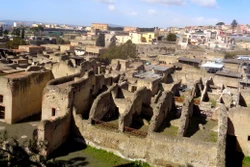 Thành phố Herculaneum từng bị chôn vùi dưới tro bụi núi lửa. Ảnh: italy-sights.info