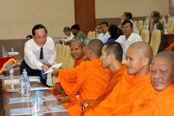 Thăm, chúc Tết cổ truyền đồng bào Khmer tại Trà Vinh 