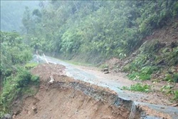 Điểm sạt lở tại km 25+800 trên tuyến đường từ Pắc Ma đi 2 xã biên giới Ka Lăng và Thu Lũm của huyện Mường Tè. Ảnh: TTXVN 