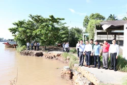 Bến Tre khẩn trương khắc phục sự cố sạt lở bờ sông, bờ biển
