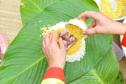 Phần thi gói, nấu bánh chưng, các đội tham gia tranh tài gói 10 chiếc bánh chưng trong thời gian tối đa 10 phút và luộc bánh trong 5 giờ. Ảnh: Tuấn Đức - TTXVN