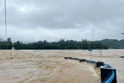 Mưa lớn gây ngập cục bộ, sạt lở chia cắt nhiều tuyến đường tại Quảng Ngãi