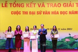 Thứ trưởng Trịnh Thị Thuỷ và Vụ trưởng Vụ thư viện Phạm Quốc Hùng với 2 Đại sứ Văn hoá đọc năm 2021 Bạch Hải Hạnh, Nguyễn Minh Phương (đứng giữa). Ảnh: Hoàng Hiếu - TTXVN