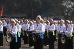 Trình diễn chiêng Mường trong Lễ hội Khai hạ dân tộc Mường tỉnh Hòa Bình năm 2023. Ảnh: Trọng Đạt - TTXVN