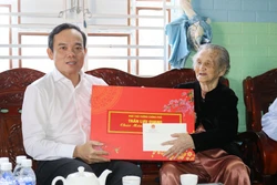Phó Thủ tướng Trần Lưu Quang thăm, chúc Tết, tặng quà tại Ninh Thuận