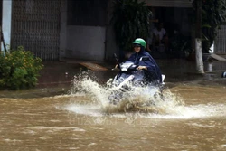 Ngập cục bộ trên đường Nhạc Sơn, thành phố Lào Cai, khiến các phương tiện tham gia giao thông gặp nhiều khó khăn. Ảnh: Quốc Khánh - TTXVN