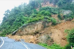 Yên Bái: Sạt lở gây ách tắc trên tuyến tỉnh lộ 172