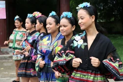 Ra mắt bộ sưu tập áo dài và thời trang Thổ cẩm Tây Nguyên được thiết kế bởi nhà thiết kế Minh Hạnh. Ảnh: Cao Nguyên - TTXVN