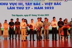 Ban tổ chức trao giải cho các nghệ sĩ đạt giải tại Triển lãm. Ảnh: Quân Trang-TTXVN