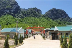 Bản Sa Ná, xã Na Mèo, huyện Quan Sơn, Thanh Hóa đạt nông thôn mới kiểu mẫu. Ảnh: Nguyễn Nam-TTXVN
