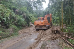  Nỗ lực thông tuyến giao thông do sạt lở tại Bát Xát