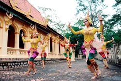 Trang phục bắt mắt, nhiều màu sắc góp phần tôn lên vẻ đẹp của phụ nữ Khmer . Ảnh An Hiếu