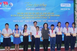 Trao học bổng Vừ A Dính cho học sinh dân tộc thiểu số, vùng biển, đảo tỉnh Bạc Liêu