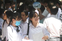 Thí sinh hoàn thành môn thi đầu tiên. Ảnh: Thanh Tùng - TTXVN