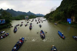 Dòng thuyền chở du khách tấp nập trên dòng suối Yến. Ảnh: Thanh Tùng-TTXVN
