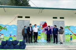 Lễ bàn giao lớp mẫu giáo bản Cang, Trường Mầm non Hương Sen, xã Chiềng Cang, huyện Sông Mã. Ảnh: Quang Quyết-TTXVN