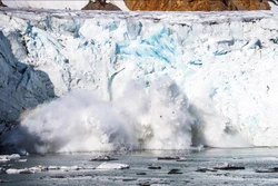 Băng lở từ sông băng Apusiajik ở gần Kulusuk, Greenland, ngày 17/8/2019. Ảnh: AFP/TTXVN
