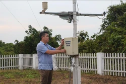 Cán bộ Đài Khí tượng Thủy văn Bắc Trung Bộ kiểm tra hộp số tự động. Ảnh: Bích Huệ -TTXVN
