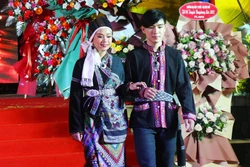 Trình diễn trang phục của các dân tộc Lào tại Tết cổ truyền Bunpimay ở Huế. Ảnh: Tường Vi - TTXVN.
