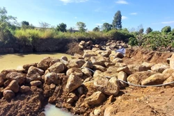 Gia Lai: Thiếu cán bộ, “đá tặc” lộng hành