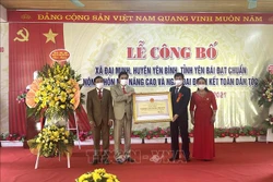 Lãnh đạo UBND tỉnh Yên Bái trao Bằng công nhận đạt Chuẩn nông thôn mới nâng cao cho Đảng bộ, chính quyền, nhân dân xã Đại Minh, huyện Yên Bình. Ảnh: Tuấn Anh - TTXVN