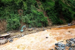 Sau mưa lũ, sạt lở: Huyện Mù Cang Chải, Yên Bái đã sáng điện, thông đường trở lại