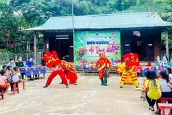 Ấm áp chương trình "Biên cương vui hội trăng rằm"