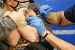 Nhân viên y tế tiêm vaccine ngừa COVID-19 cho trẻ em tại Southfield, Michigan, Mỹ. Ảnh: AFP/TTXVN