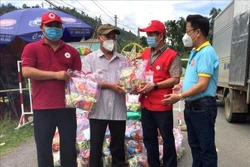 Tặng quà Trung thu cho trẻ em tại khu vực phong tỏa xã Trà Phong, huyện Trà Bồng