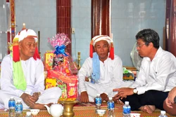Lãnh đạo tỉnh Bình Thuận thăm, chúc Tết Ramưwan của đồng bào Chăm Bà Ni