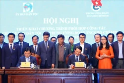 Bộ trưởng, Chủ nhiệm Ủy ban Dân tộc Hầu A Lềnh và Bí thư thứ nhất Trung ương Đoàn TNCS Hồ Chí Minh Nguyễn Anh Tuấn ký kết Chương trình phối hợp công tác giai đoạn 2021-2025. Ảnh: Văn Điệp - TTXVN 