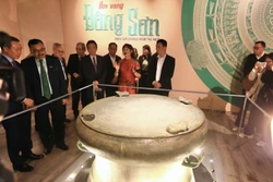 Đại biểu tham quan trống đồng (thế kỷ thứ 2-1 TCN) được tìm thấy tại thị trấn Sao Vàng, Thanh Hóa, đây là chiếc trống đồng Đông Sơn có kích thước lớn nhất được phát hiện tại Việt Nam tính đến nay. Ảnh: Hoàng Hiếu - TTXVN