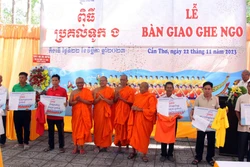 Hội Đoàn kết sư sãi yêu nước thành phố Cần Thơ trao quyết định bàn giao ghe ngo cho đại diện các chùa và Học viện Phật giáo Nam tông Khmer trên địa bàn. Ảnh: Trung Kiên - TTXVN