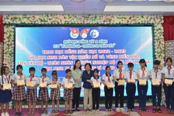 Trao học bổng Vừ A Dính tặng học sinh khó khăn tại Bạc Liêu
