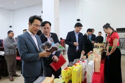 Phó Chủ tịch UBND tỉnh Lai Châu Hà Trọng Hải (người đầu tiên, bên trái) tham quan các sản phẩm OCOP trưng bày tại buổi đánh giá, chấm sản sản phẩm OCOP của tỉnh năm 2022. Ảnh: Việt Hoàng - TTXVN