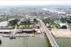 Tuyến đường ven biển chạy qua huyện Triệu Phong (Quảng Trị) được nâng cấp, mở rộng tạo thuận lợi cho giao thương. Ảnh: Nguyên Lý - TTXVN