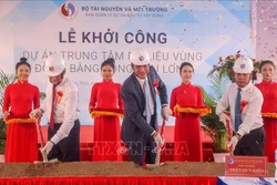 Các đại biểu thực hiện nghi thức khởi công Trung tâm dữ liệu vùng Đồng bằng sông Cửu Long. Ảnh: Thanh Liêm - TTXVN