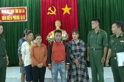 Puih Thái (giữa) được lực lượng chức năng giải cứu thành công từ Campuchia. Ảnh: TTXVN