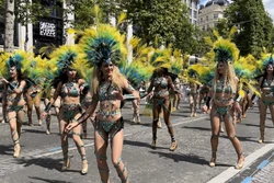 Một màn trình diễn trong Lễ hội Carnaval Tropical de Paris 2022. Ảnh: Thu Hà - TTXVN