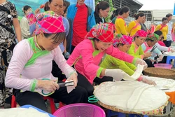Hội thi cắt bánh phở bằng tay thể hiện sự khéo léo, nhanh nhẹn của người phụ nữ Giáy. Ảnh: Đinh Thùy-TTXVN