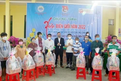 Lực lượng vũ trang Sóc Trăng chăm lo Tết cho người nghèo vùng biên giới