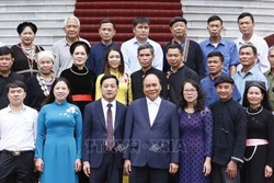 Chủ tịch nước Nguyễn Xuân Phúc gặp mặt Đoàn đại biểu đồng bào dân tộc thiểu số tỉnh Tuyên Quang
