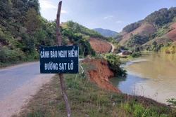 Sạt lở phía ta luy âm trên tuyến đường ĐH 83 (đoạn từ xã Đăk Nhoong đi xã Đăk Plô, huyện Đăk Glei). Ảnh: Khoa Chương - TTXVN