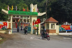Tổ Thông tin, Truyền thông và Đội vận động quần chúng Đồn Biên phòng Tân Thanh (Lạng Sơn) tuyên truyền bầu cử bằng loa lưu động tại địa bàn. Ảnh: Quang Duy – TTXVN