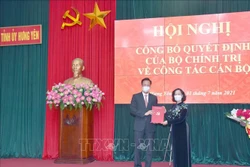 Bà Trương Thị Mai, Ủy viên Bộ Chính trị, Bí thư Trung ương Đảng, Trưởng Ban Tổ chức Trung ương trao quyết định cho ông Nguyễn Hữu Nghĩa. Ảnh: Đinh Tuấn - TTXVN