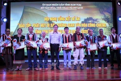 Sở Văn hóa, Thể thao và Du lịch tỉnh Kon Tum khen thưởng cho các tập thể, cá nhân có cống hiến tiêu biểu về bảo tồn, phát huy di sản không gian văn hóa cồng chiêng. Ảnh: Khoa Chương – TTXVN