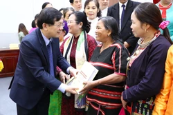 Phó Chủ tịch Ủy ban Trung ương Mặt trận Tổ quốc Việt Nam Nguyễn Hữu Dũng trao tặng sách cho các đại biểu dân tộc. Ảnh: Minh Đức – TTXVN