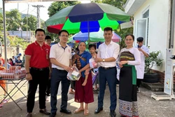 Thanh Hóa: Khám bệnh, cấp phát thuốc cho gia đình chính sách vùng miền núi khó khăn